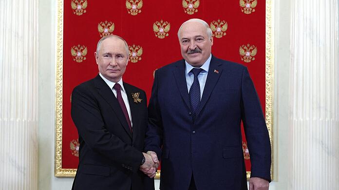 Der russische Präsident Wladimir Putin und sein belarussischer Kollege Alexander Lukaschenko (r.).