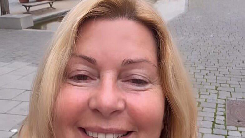 Karin Thaler meldet sich vor dem Drehstart bei Fans. Die Schauspielerin war noch nicht in der Maske – doch strahlt sie auch ganz ohne Schminke. Karin Thaler meldet sich vor dem Drehstart bei Fans. Die Schauspielerin war noch nicht in der Maske – doch strahlt sie auch ganz ohne Schminke.