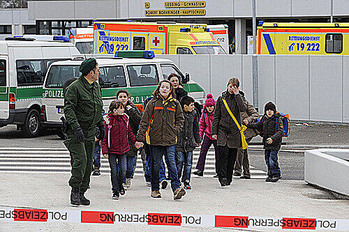 Schüler werden am Mittwoch (11.03.2009) in Winnenden aus dem Schulzentrum, in dem sich die Albertville-Realschule, in der ein Amoklauf stattfand, evakuiert.