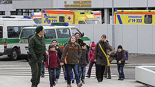 Schüler werden am Mittwoch (11.03.2009) in Winnenden aus dem Schulzentrum, in dem sich die Albertville-Realschule, in der ein Amoklauf stattfand, evakuiert. Schüler werden am Mittwoch (11.03.2009) in Winnenden aus dem Schulzentrum, in dem sich die Albertville-Realschule, in der ein Amoklauf stattfand, evakuiert.