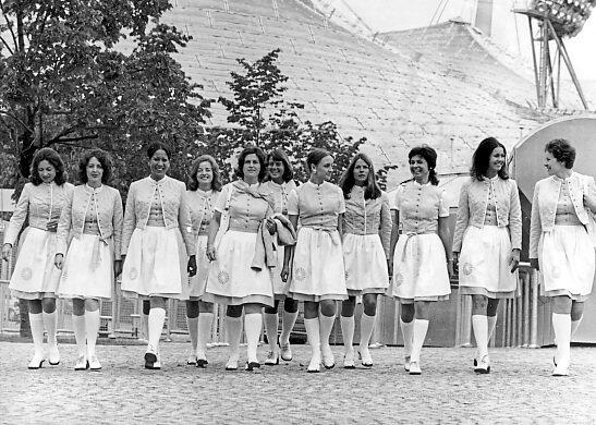 Die Olympiahostessen in ihren legendären Dirndln. Die Olympiahostessen in ihren legendären Dirndln.