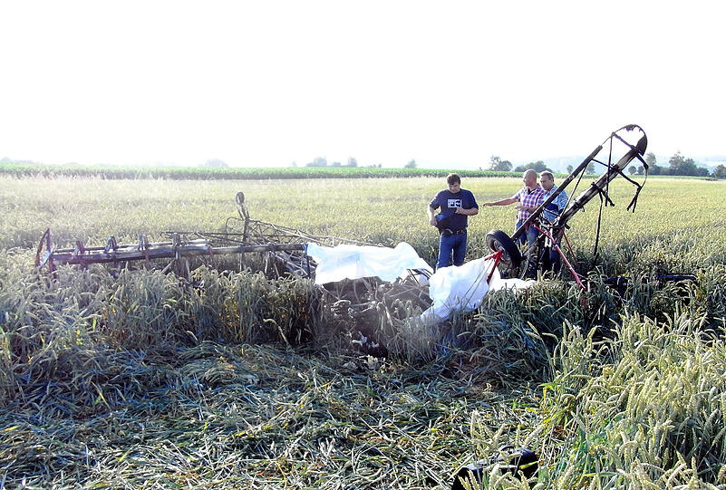Kurz nach dem Start fängt ein Ultraleichtflugzeug in Niederbayern Feuer, schlägt auf ein Feld auf und brennt völlig aus. Ein Mann und eine Frau sterben.