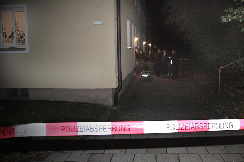 Ein 44-Jähriger versucht, seine Ex-Freundin zurück zu gewinnen &ndash; und scheitert. Bei einem heftigen Streit tötet er die 31-Jährige. Danach rast er in Selbstmordabsicht gegen die Leitplanke.