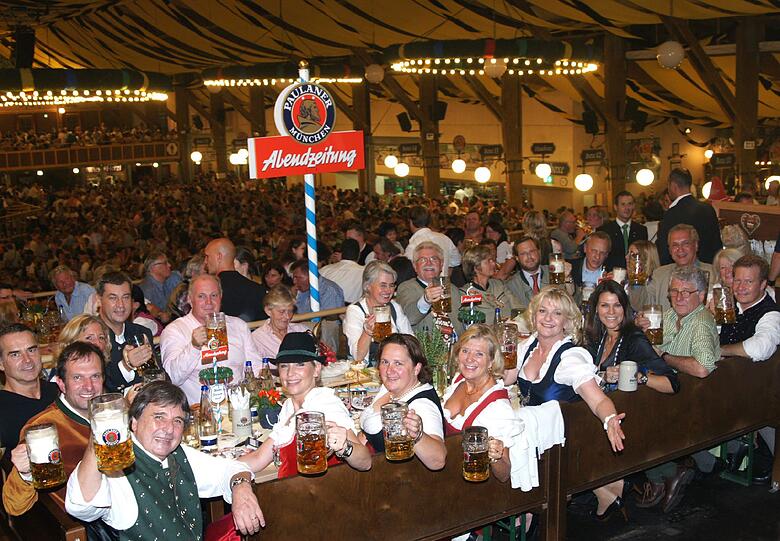 AZ-WIESNSTAMMTISCH: Im Winzerer Fähndl (von links oben im Uhrzeigersinn): Markus Söder, Uli Hoeneß, Susi Hoeneß, Barbara Daumiller-Zeil, Martin Zeil, Gloria von Thurn und Taxis, Carl Alban Graf von Schönburg-Glauchau, Dieter Schmitt, Gerswid Herrmann, Joachim Herrmann, Angela Böhm, Andreas Steinfatt, Marcel Reif, Marion Kiechle, Saskia Vester, Jutta Speidel, Theresa Schopper, Claudia Jung, Peter Pongratz, Arno Makowsky, Dirk Bauermann, Sabine Nallinger.