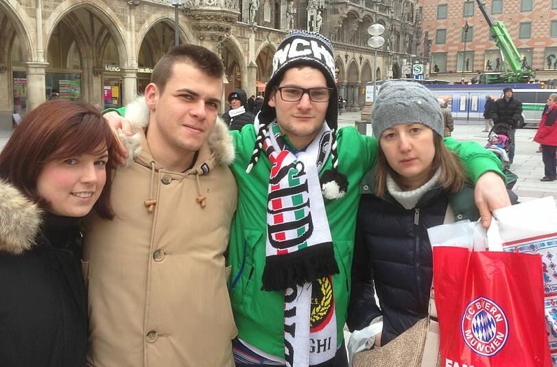 Dieser Juve-Fan hat sogar Bayern-Fanartikel als Andenken gekauft.
