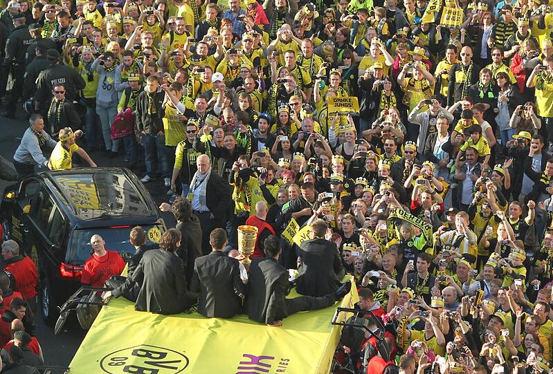 Pokal, Pokal, wir haben den Pokal - Dortmund-Anhänger begrüßen den Pokalsieger 2012