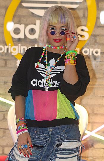 Autsch! Dieser farbenfrohe Anblick von Sängerin Rita Ora in Seoul tut einfach nur weh.