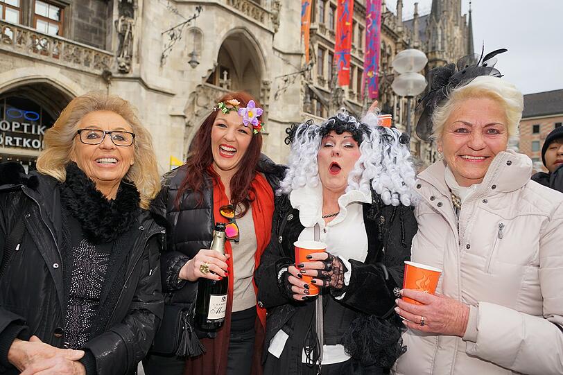 In München läuft die heiße Phase der närrischen Zeit, die Faschingsfans genießen die Highlights: "München narrisch" (bis 9. Februar), den Rosenmontag (8. Februar) und am Faschingsdienstag (9. Februar) der traditionelle Tanz der Marktfrauen auf dem Viktualienmarkt. Die Bilder vom Sonntag...
