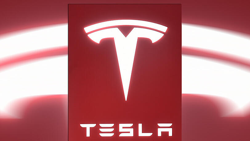 Tesla erhält durch einen milliardenschweren Aktienverkauf frisches Geld, um die Produktionskapazität für das beliebte Model 3 auszubauen. Foto: Uli Deck Tesla erhält durch einen milliardenschweren Aktienverkauf frisches Geld, um die Produktionskapazität für das beliebte Model 3 auszubauen. Foto: Uli Deck