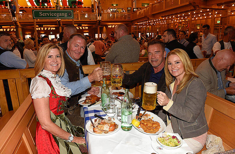 Dr. Todd Lanman und Frau Gretchen (l.) mit Arnold Schwarzenegger und Freundin Heather Milligan.