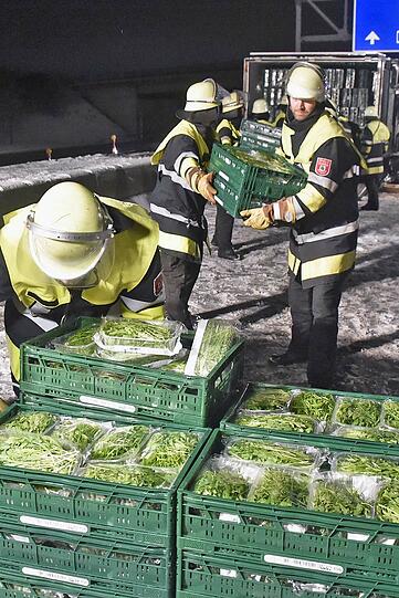 Am Ende musste auch die Ladung gesichert werden: 22 Tonnen Gemüse.