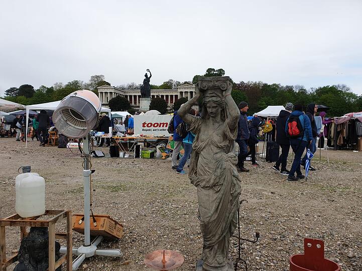 Nass und bunt: Der Flohmarkt auf der Theresienwiese am Samstag.
