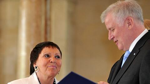 Brigitte Fassbaender wurde 2012 von Horst Seehofer mit dem Bundesverdienstkreuz ausgezeichnet.