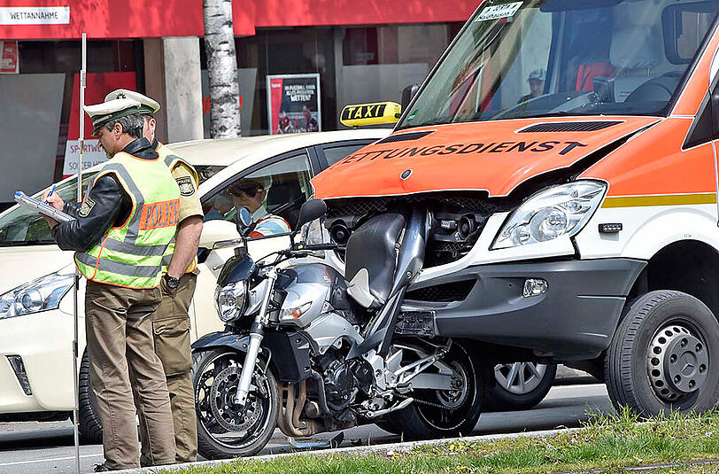 In Berg am Laim hat ein Rettungswagen ein Motorrad gerammt. Die Bilder.