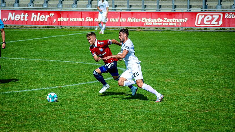 Voller Einsatz bei sommerlichen Temperaturen: Am Mittwoch absolvierte Haching das erste Testspiel.