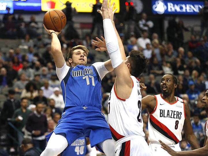 Luka Doncic (l) führte die Dallas Mavericks zum 12. Saisonsieg.