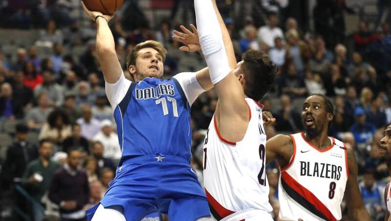 Luka Doncic (l) führte die Dallas Mavericks zum 12. Saisonsieg. Luka Doncic (l) führte die Dallas Mavericks zum 12. Saisonsieg.