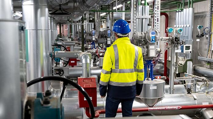 Ein Mitarbeiter der Stadtwerke München steht in der Geothermieanlage im Heizkraftwerk Süd. Kunden in der Stadt zahlen für Fernwärme deutlich mehr als Kunden im Umland.