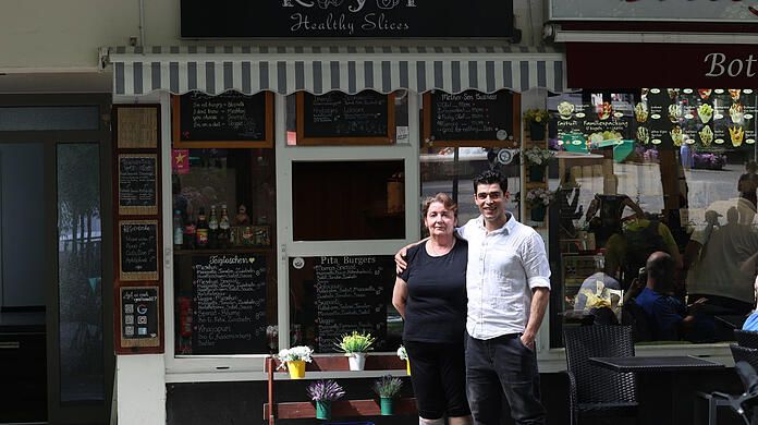 Herakles Londaridze mit seiner Mama Maria. Allein die liebevoll beschrifteten Tafeln und die vielen bunten Blumentöpfe zeigen, wie viel Herzblut in dem kleinen Kiosk steckt.