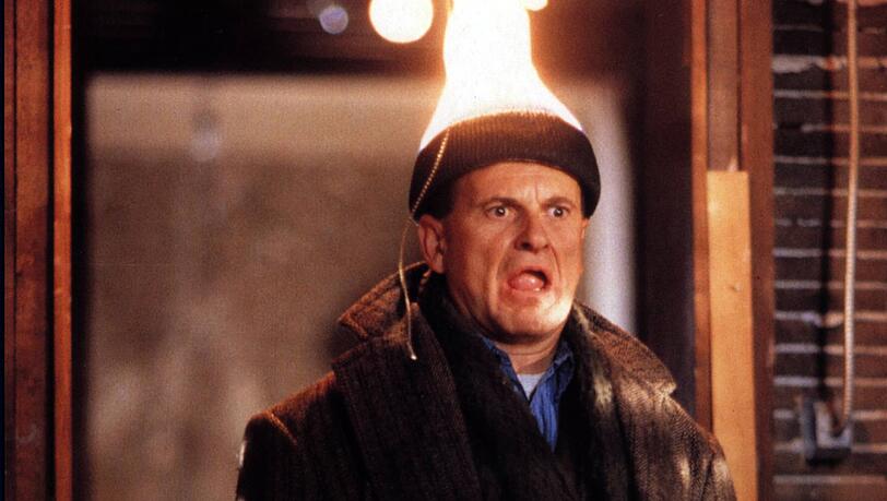 In "Kevin – Allein in New York" kommt es zu einigen Déjà-vus: Erneut wird Harrys Mütze in Brand gesteckt. In "Kevin – Allein in New York" kommt es zu einigen Déjà-vus: Erneut wird Harrys Mütze in Brand gesteckt.