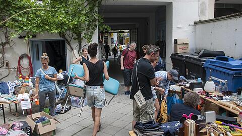Hofflohmarkt-Impression aus der Wörthstraße in Haidhausen. Beim Trödeln lassen sich die Viertel gut entdecken.
