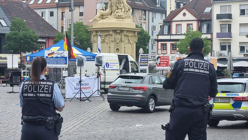 Einsatzkräfte der Polizei sind auf dem Mannheimer Marktplatz im Einsatz.