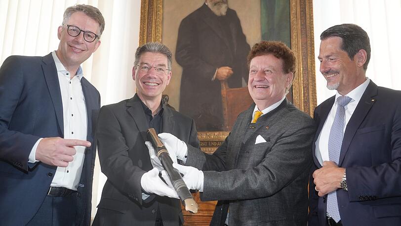 Historischer Füllfederhalter mit Symbolkraft – präsentiert von Markus Blume (CSU) (v.l.), der neue Chef Michael Decker, Ex-Chef Wolfgang Heckl und Thomas F. Hofmann, Präsident der TU München.