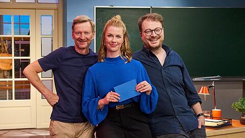 In der Auftaktsendung der neuen Satire-Show "Nachsitzen mit Christine Eixenberger" begrüßt die titelgebende Gastgeberin Schauspieler und Komiker Michael Kessler (l.) sowie Stand-up-Comedian Maxi Gstettenbauer.