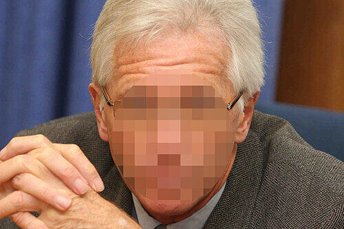 Angeklagt, weil ein Häftling verblutete: Gefängnis-Arzt Dr. Kurt P. (61).