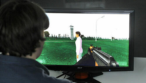 Den Republikflüchtling im Visier: Beim Online-Computerspiel „1378 km“ muss man virtuell auf Menschen schießen, die aus der DDR fliehen wollen. Den Republikflüchtling im Visier: Beim Online-Computerspiel „1378 km“ muss man virtuell auf Menschen schießen, die aus der DDR fliehen wollen.