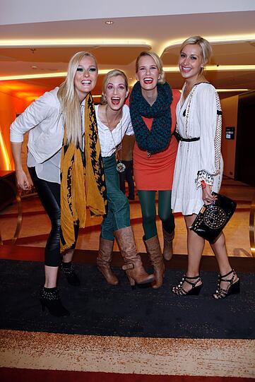 Miriam Höller, Tina Bordihn, Monica Ivancan, Verena Kerth bei der Ernsting's Family Fashionshow im Hotel Vier Jahreszeiten.