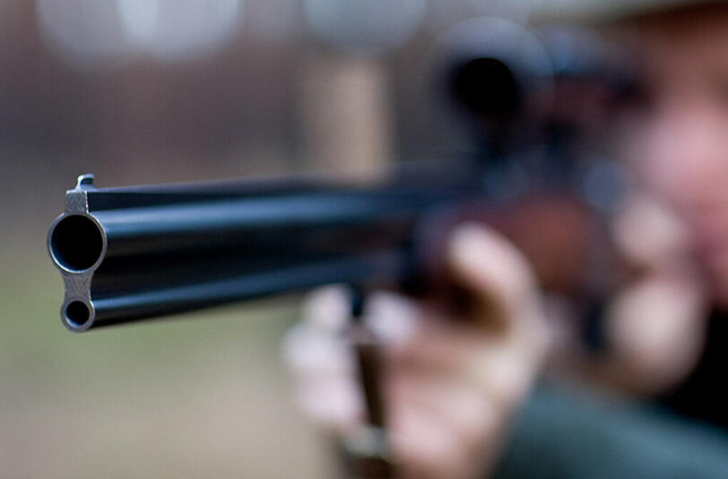 Ein Mann zielt mit seinem Jagdgewehr unweit von Briesen (Oder-Spree) im Osten des Landes Brandenburg.