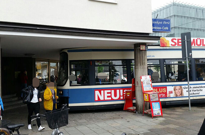 In München ist eine Trambahn entgleist und gegen ein Haus geprallt.