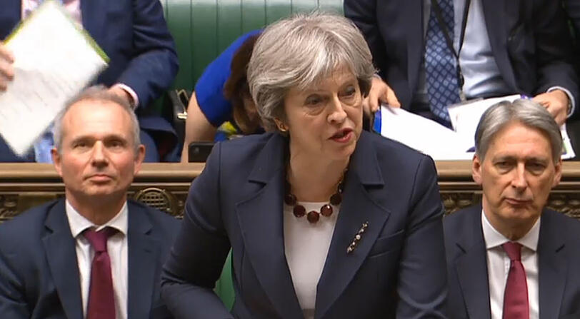 Theresa May, Premierministerin von Großbritannien, spricht im Parlament. Im eskalierenden Streit zwischen Großbritannien und Russland wegen des Giftanschlags auf den Ex-Spion Skripal ist wieder London am Zug. May und ihr Nationaler Sicherheitsrat berieten am Mittwoch über mögliche Sanktionen. Das Ergebnis der Beratung wollte sie im Parlament mitteilen.