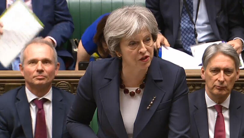 Theresa May, Premierministerin von Großbritannien, spricht im Parlament. Im eskalierenden Streit zwischen Großbritannien und Russland wegen des Giftanschlags auf den Ex-Spion Skripal ist wieder London am Zug. May und ihr Nationaler Sicherheitsrat berieten am Mittwoch über mögliche Sanktionen. Das Ergebnis der Beratung wollte sie im Parlament mitteilen. Theresa May, Premierministerin von Großbritannien, spricht im Parlament. Im eskalierenden Streit zwischen Großbritannien und Russland wegen des Giftanschlags auf den Ex-Spion Skripal ist wieder London am Zug. May und ihr Nationaler Sicherheitsrat berieten am Mittwoch über mögliche Sanktionen. Das Ergebnis der Beratung wollte sie im Parlament mitteilen.
