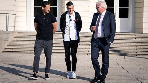 Sprechen sich aus: Ilkay Gündogan, Mesut Özil und Bundespräsident Frank-Walter Steinmeier (v.li.).