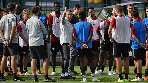 RB-Trainer Ralf Rangnick (Mitte) inmitten seiner Spieler.