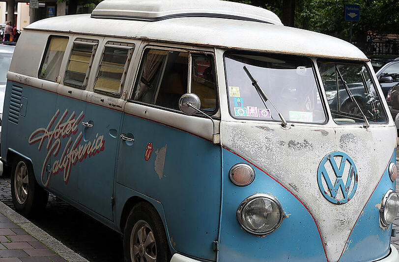 Da denkt der Fotograf an Flowerpower: Ein alter VW-Bus parkt im Lehel, wer ihn sieht, hört die Klänge von "Hotel California".