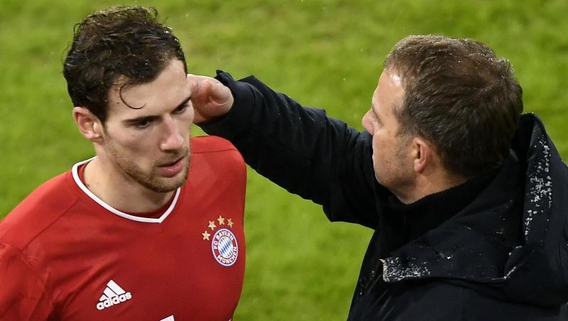 Bayerns Leon Goretzka (l) und Bayerns Trainer Hansi Flick.