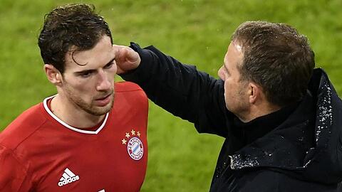 Bayerns Leon Goretzka (l) und Bayerns Trainer Hansi Flick.