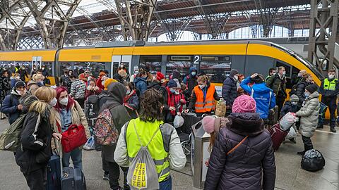 Geflüchtete kommen mit einem Sonderzug in Leipzig an.