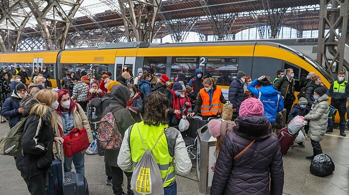 Geflüchtete kommen mit einem Sonderzug in Leipzig an.