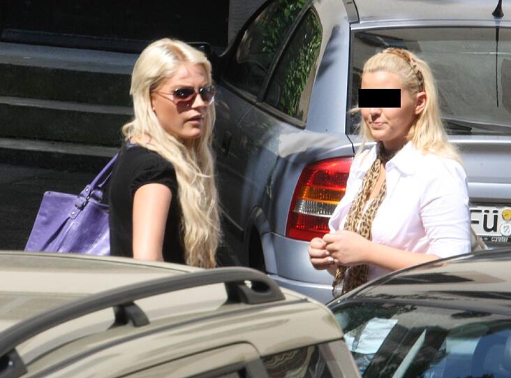 Gina-Lisa (li.) Lohfink und ihre 17-jährige Freundin Terry vor dem Prozess.