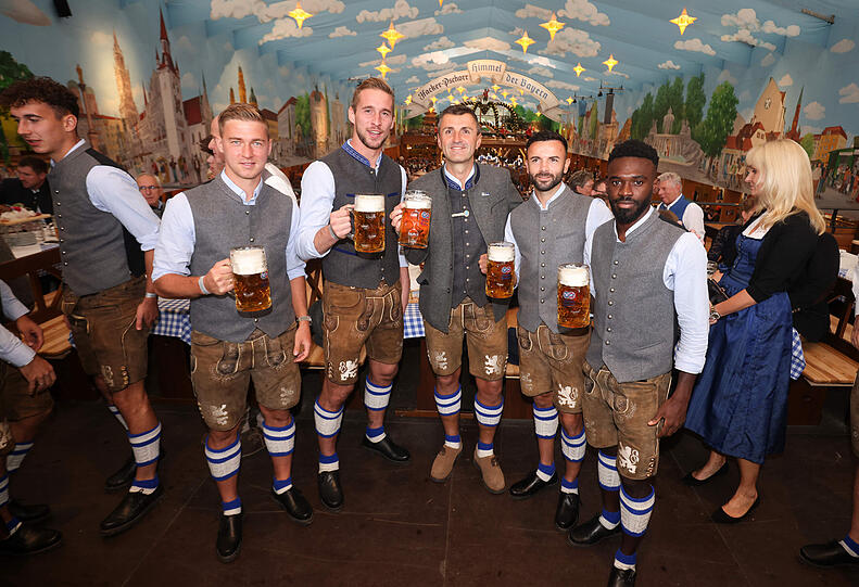 Die Löwen beim traditionellen Wiesn-Besuch im "Himmel der Bayern", dem Hacker-Pschorr-Festzelt.