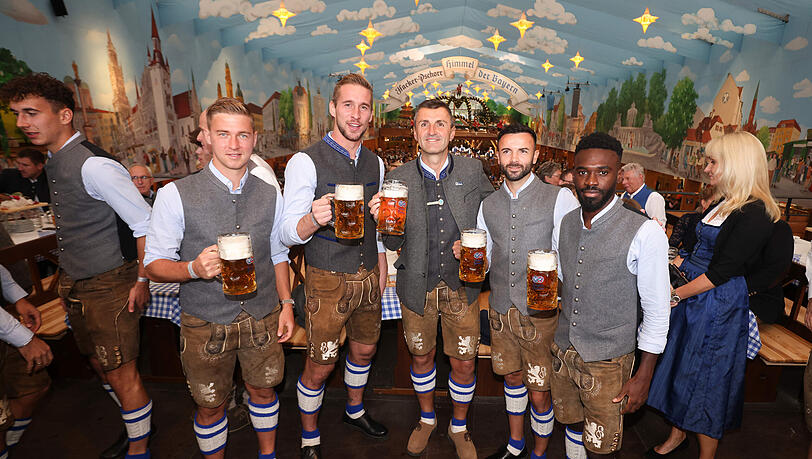 Die Löwen beim traditionellen Wiesn-Besuch im "Himmel der Bayern", dem Hacker-Pschorr-Festzelt. Die Löwen beim traditionellen Wiesn-Besuch im "Himmel der Bayern", dem Hacker-Pschorr-Festzelt.