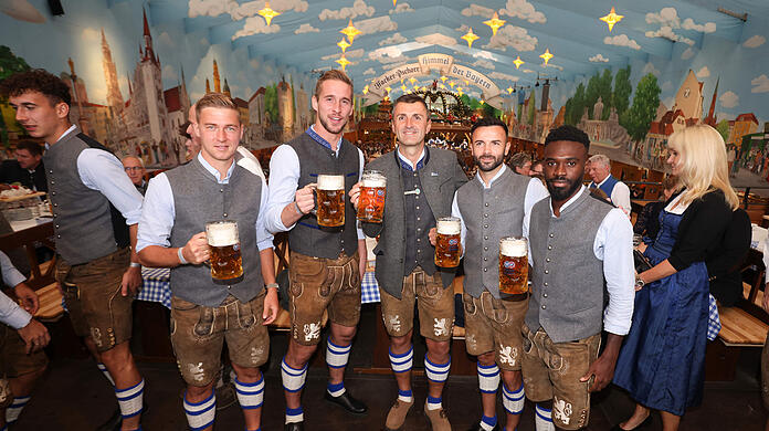Die Löwen beim traditionellen Wiesn-Besuch im "Himmel der Bayern", dem Hacker-Pschorr-Festzelt.