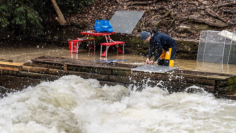 Mitte Februar hatten Mitglieder des Surf Clubs M&uuml;nchen einen erfolgreichen Versuch zur Rettung der Eisbachwelle unternommen &ndash; im Bild Str&ouml;mungsexperte Prof. Robert Meier-Staude.