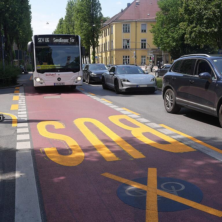 Bus f&auml;hrt hier statt Radweg in Lindwurmstra&szlig;e am 21.07.2026 in M&uuml;nchen.