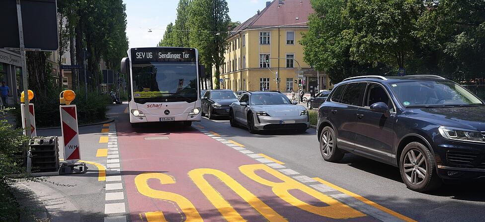 Bus f&auml;hrt hier statt Radweg in Lindwurmstra&szlig;e am 21.07.2026 in M&uuml;nchen.