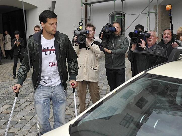 Auf Krücken verlässt Michael Ballack die Praxis von Dr.Müller-Wohlfahrt